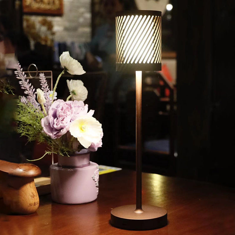 Moderne LED-tafellamp – uniek gesneden kap en warme gloed 0