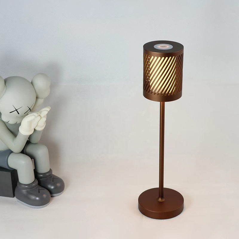 Moderne LED-tafellamp – uniek gesneden kap en warme gloed 1