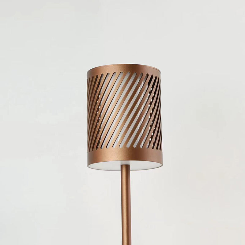 Moderne LED-tafellamp – uniek gesneden kap en warme gloed 2