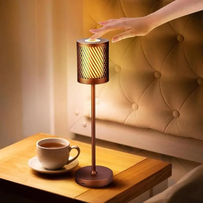 Moderne LED-tafellamp – uniek gesneden kap en warme gloed 3