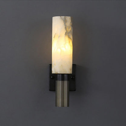 Moderne wandlamp met albasten kap en messing details 3